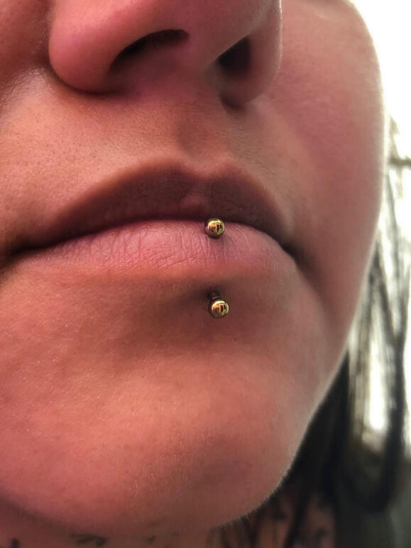 Vertical labret
